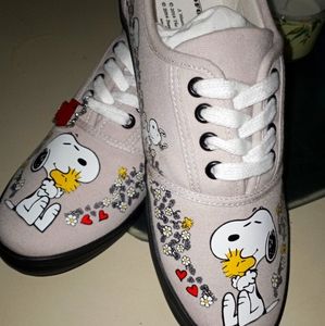 The Bradford Exchange snoopy sneaker size 7.5